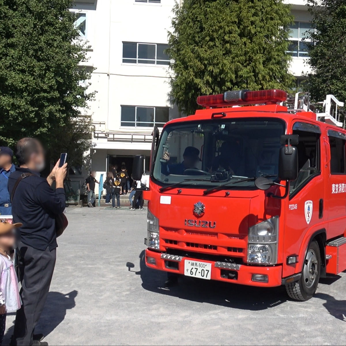 消防車の運転席に座って記念撮影