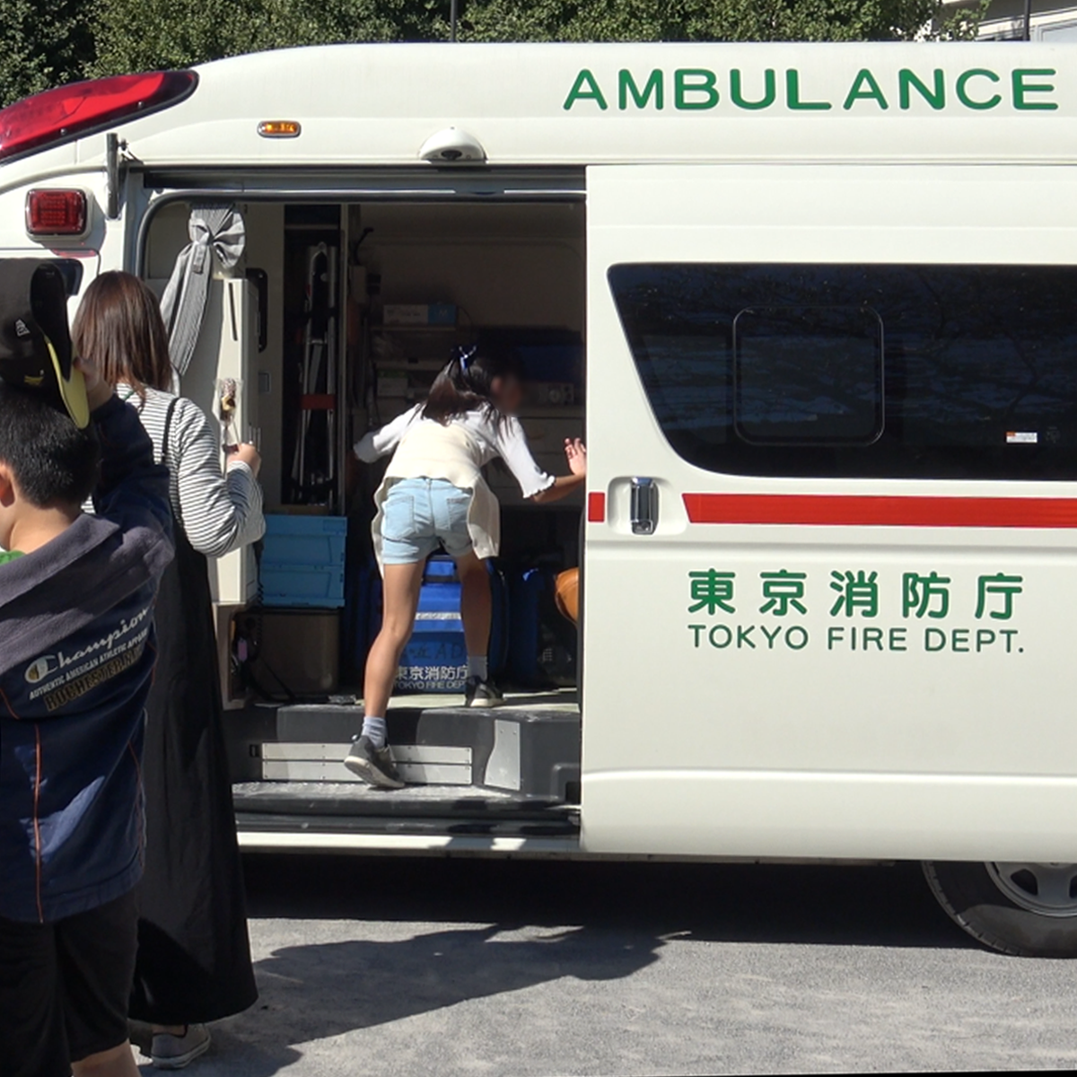 救急車の中を見学する子供たち