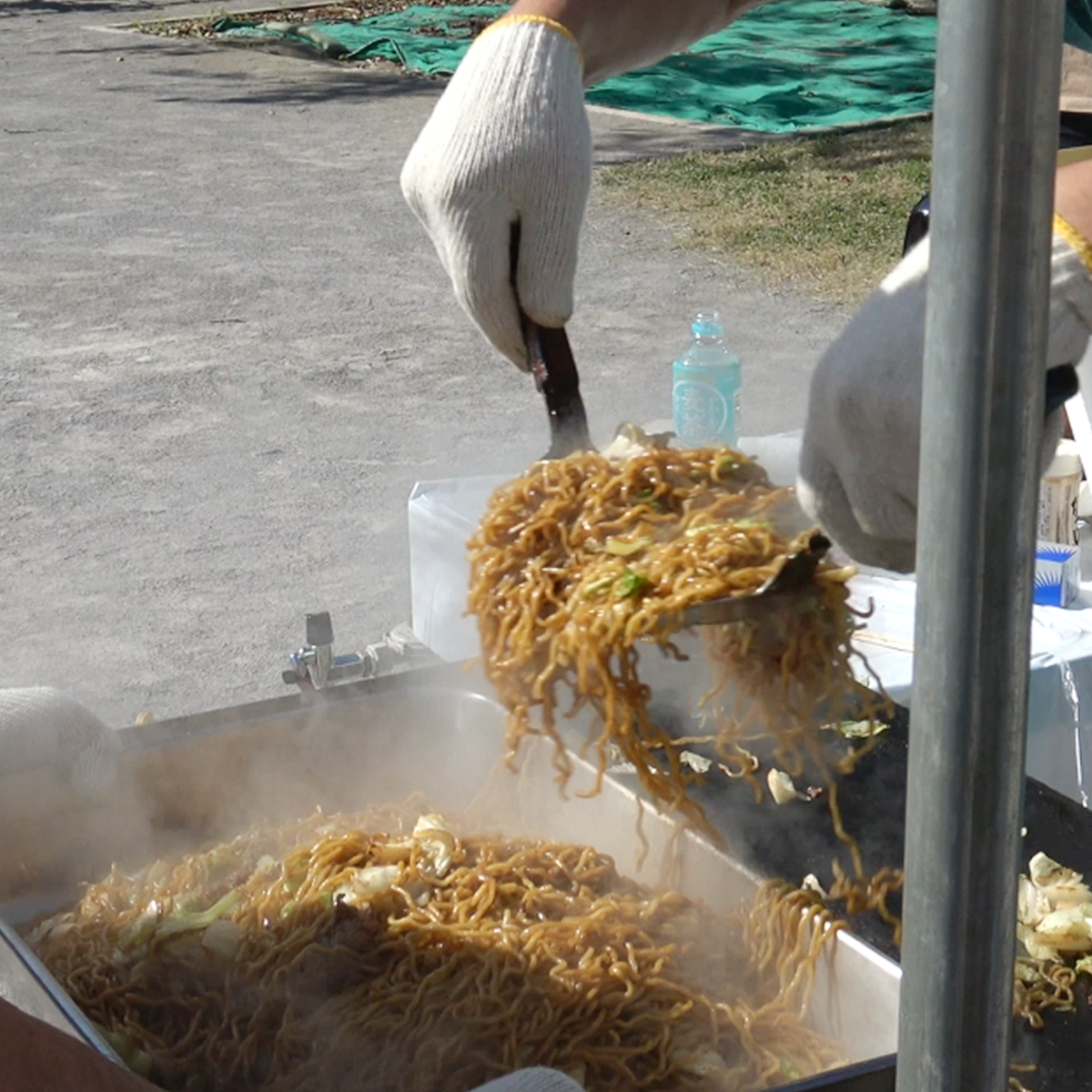 焼きそばの調理風景