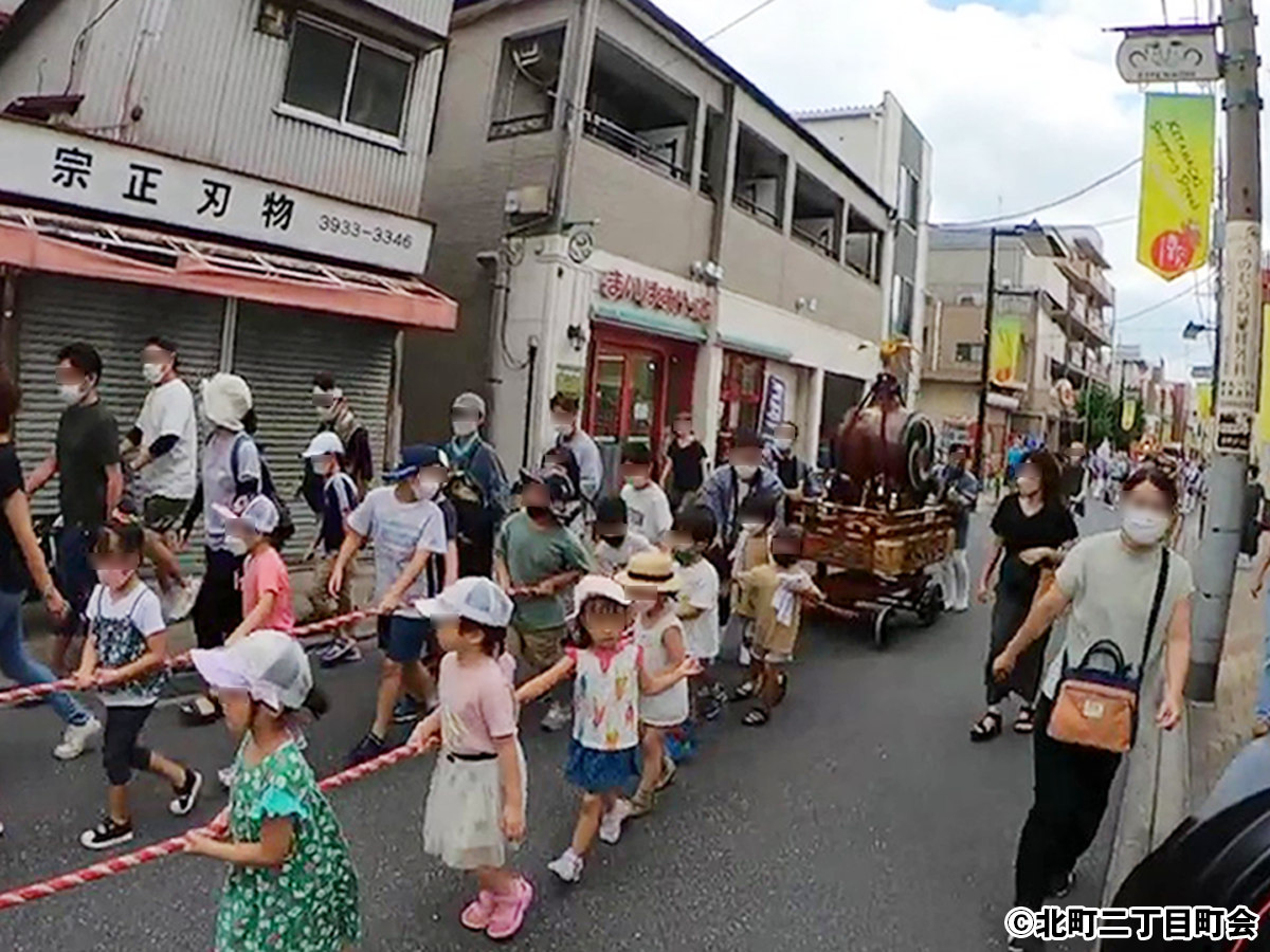 小学3年生以下の子供たちは太鼓山車をみんなで引っ張って歩きます。